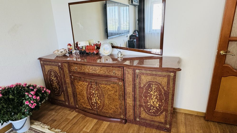 Комод с зеркалом