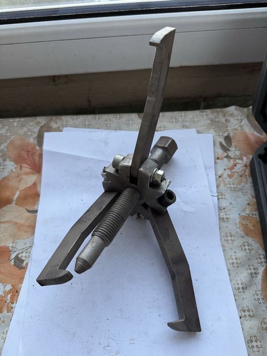 Vând extractor mecanic 2/3 brațe reglabil – pentru rulmenți, fulii