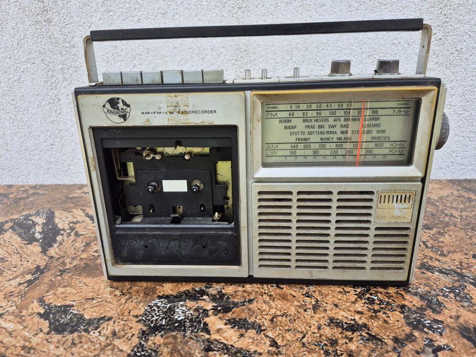 Radio Casetofon marca KingSonic model CR2854L made in Hong Kong
