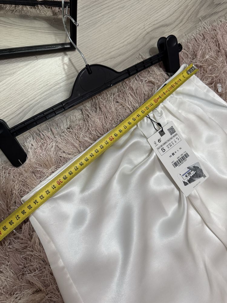 Fustă midi/ lungă satinată alb oyster cu drapaj elegant Zara marimea S