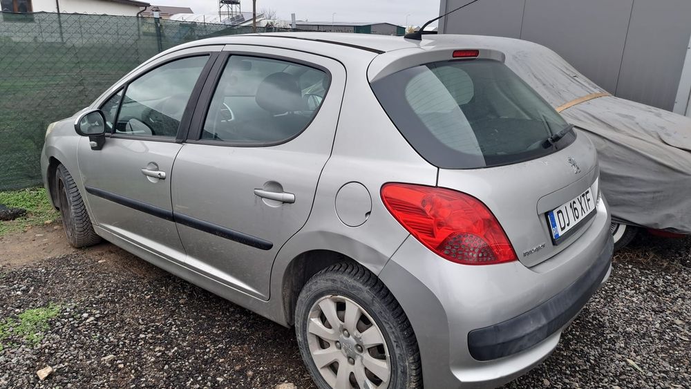 Mașina Peugeot 207
