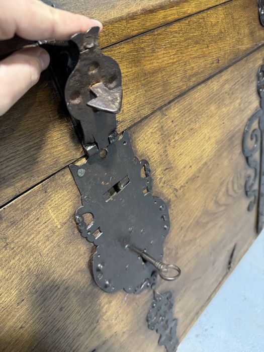 Lada de zestre baroc, din lemn masiv, cu elemente din fier