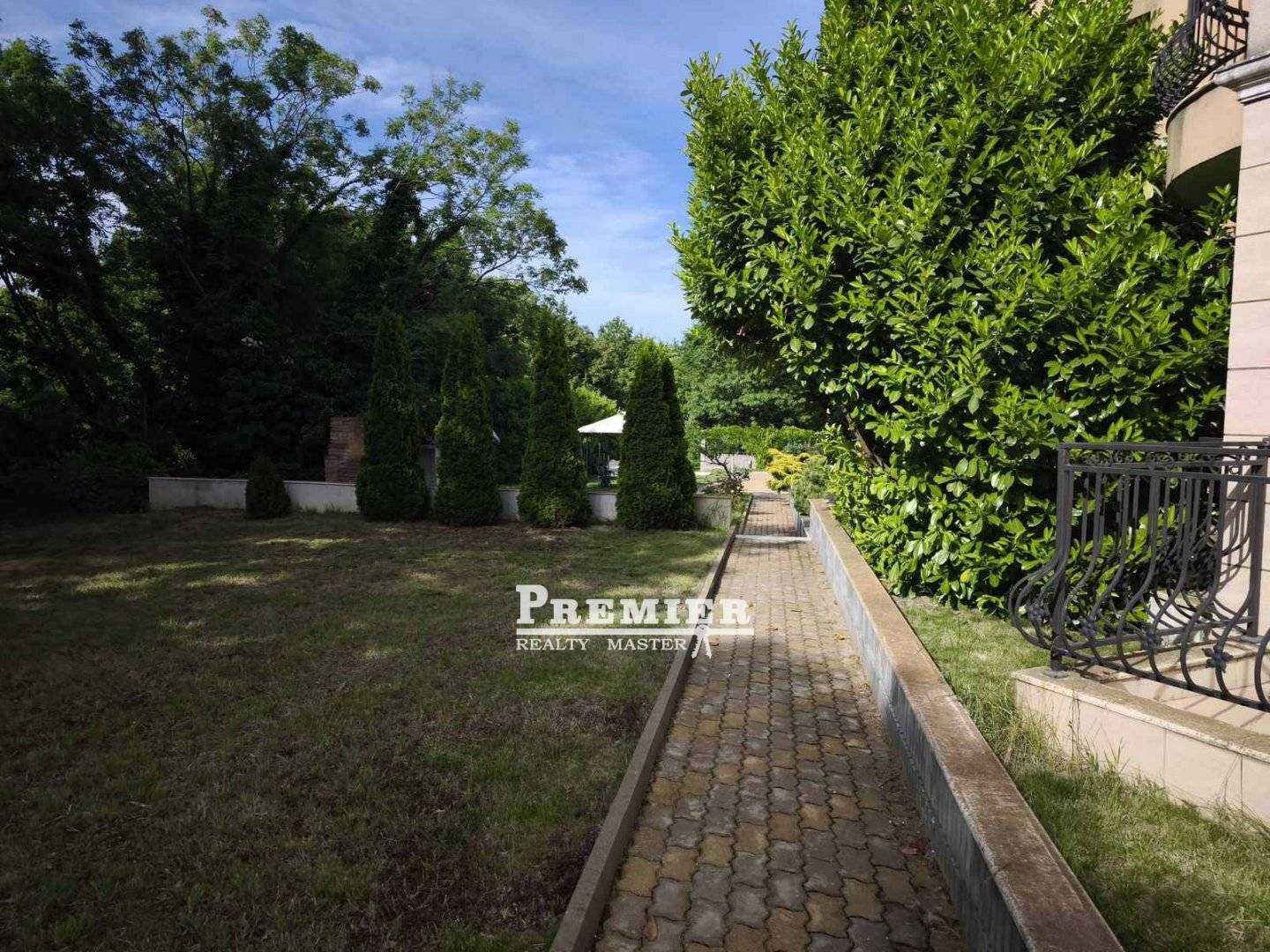 Предлагаме за продажба голям, 2-стаен апартамент в Обзор