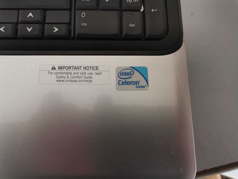 Лаптоп - Compaq intel caleron 900