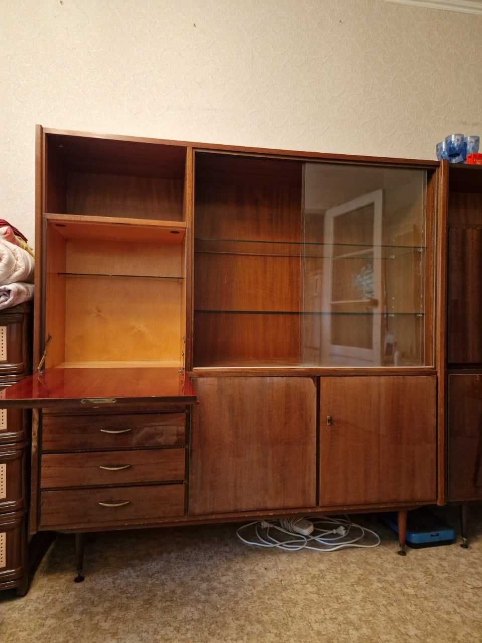 Стенка из 2 сервантов