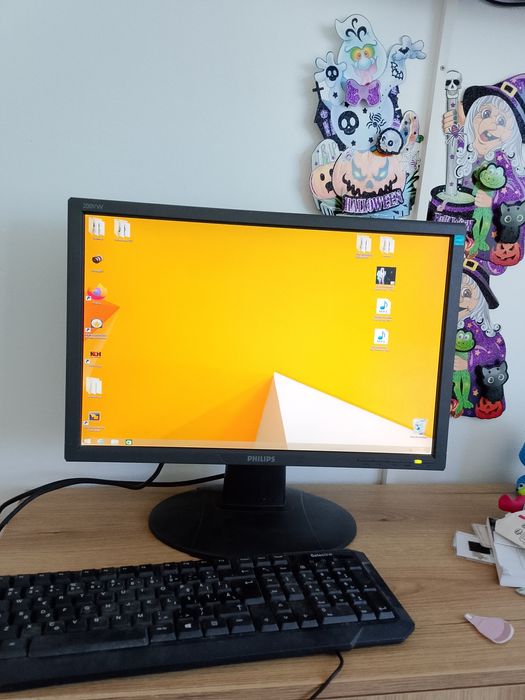 Vând leptop Pentium 3, montor centrala și o tastatura fara maus