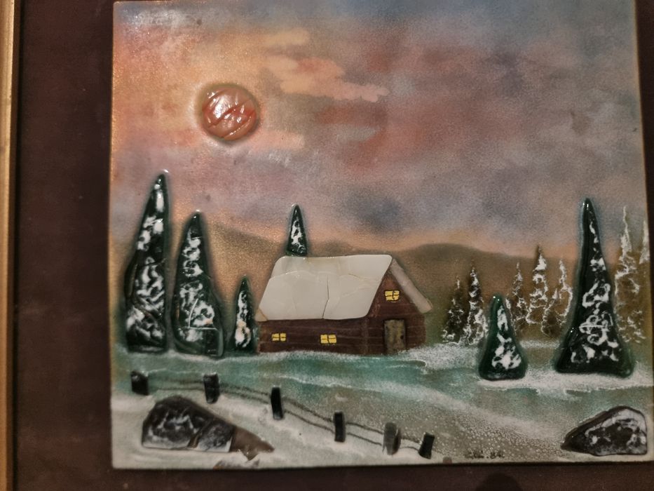 Tablou ceramic emailat, datat 1934, scenă de iarnă cu cabană