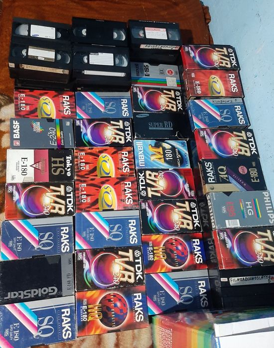 Vând casete video filme vechi traduse  100 de bucăți