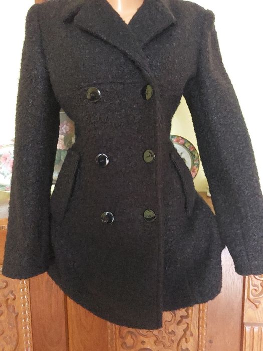 Haina noua, impecabila, stofa bucle de lana, un model foarte frumos