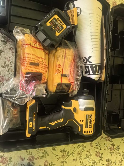DeWalt Mașină de găurit și înșurubat cu impact 190 NM+2 acumulatori