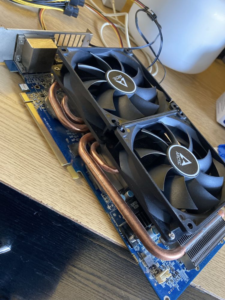 Видеокарта Gigabyte GTX 960 2gb & Radeon HD7950 3gb