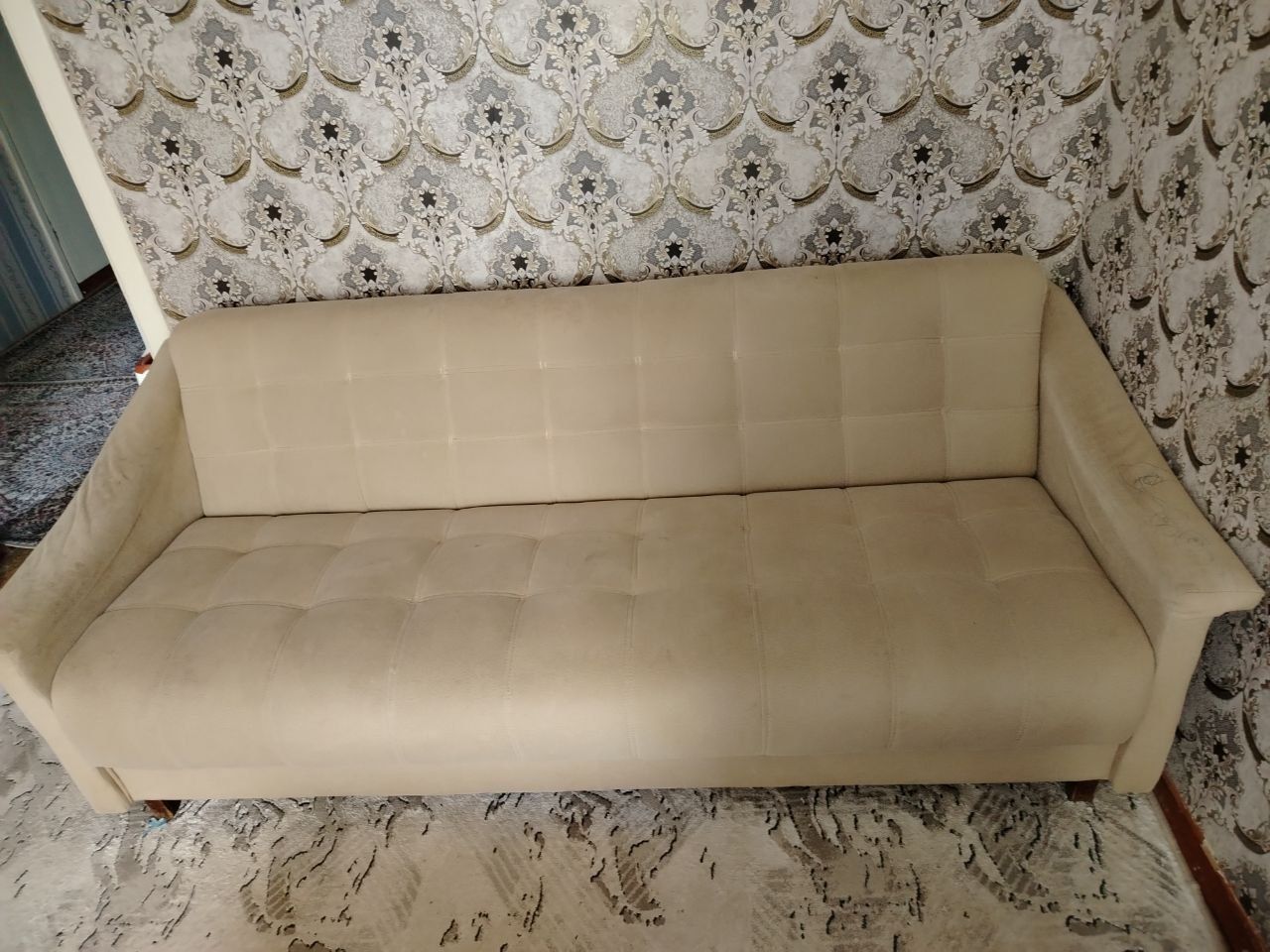 Divan sotiladi..