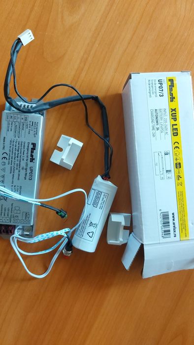 Vând kit-uri pentru iluminat de urgență