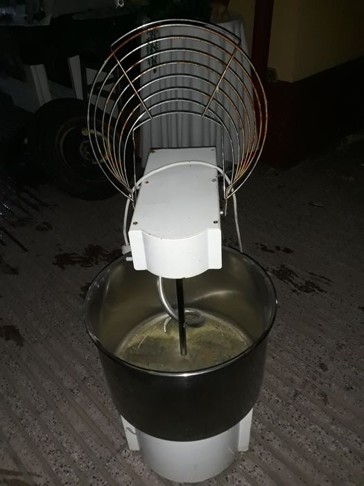 Malaxor de 32 kg.made Italia preț.5200 lei.la 380v.