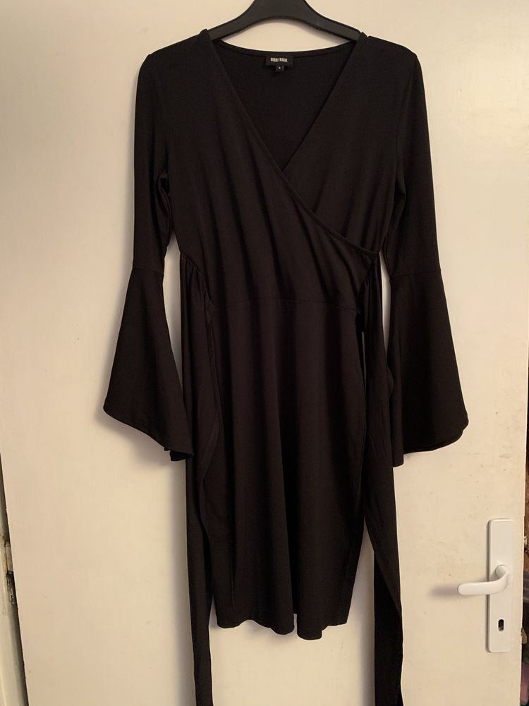 Черна елегантна рокля с разкроен ръкав