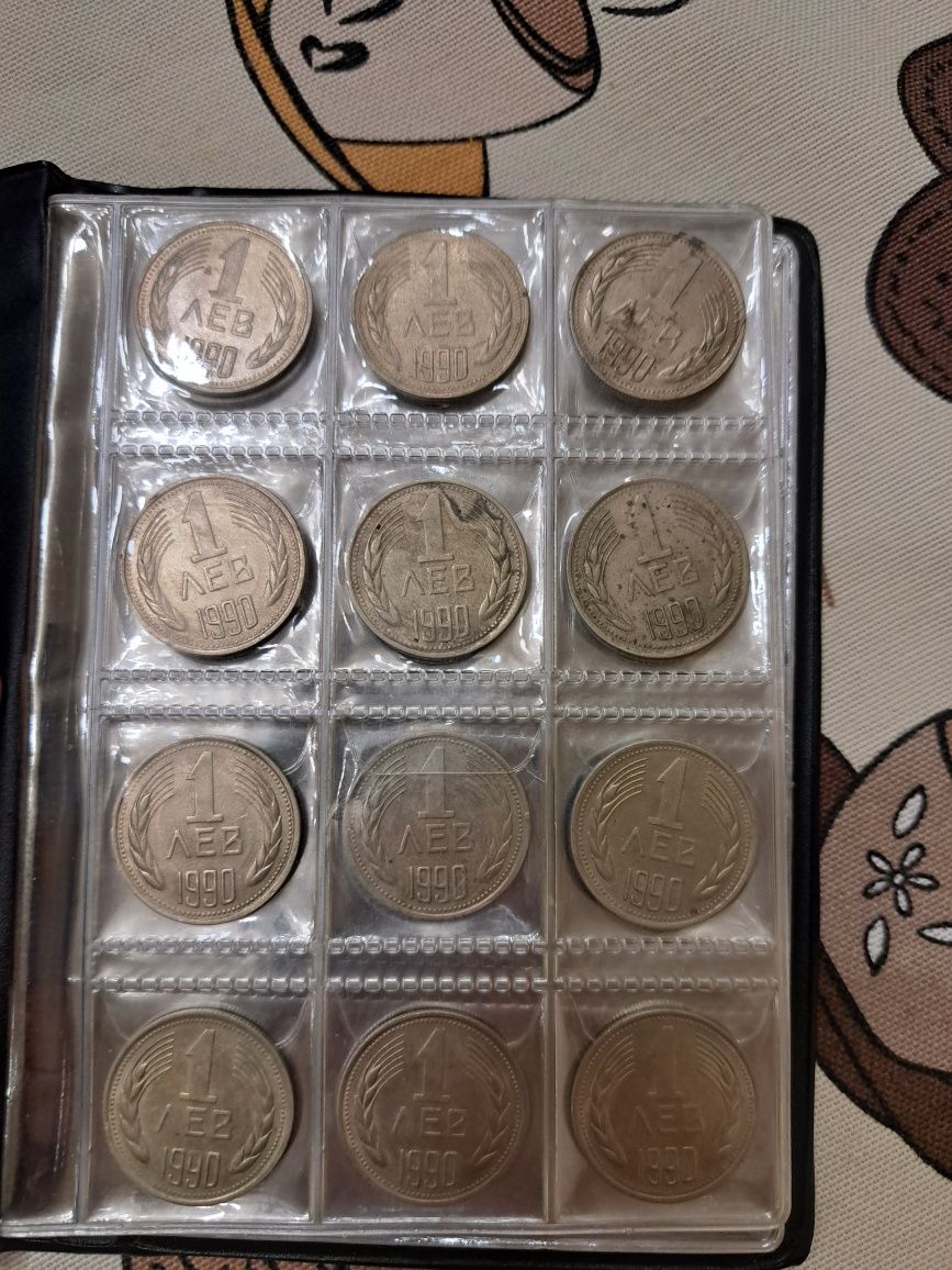 Монети в класьор