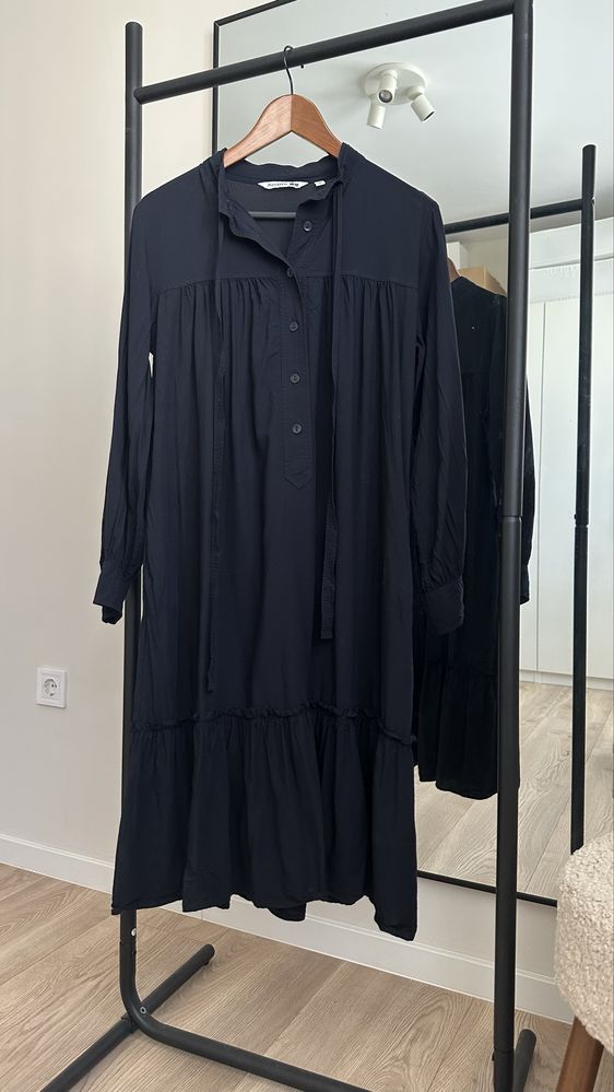 JW Anderson x Uniqlo рокля в цвят navy