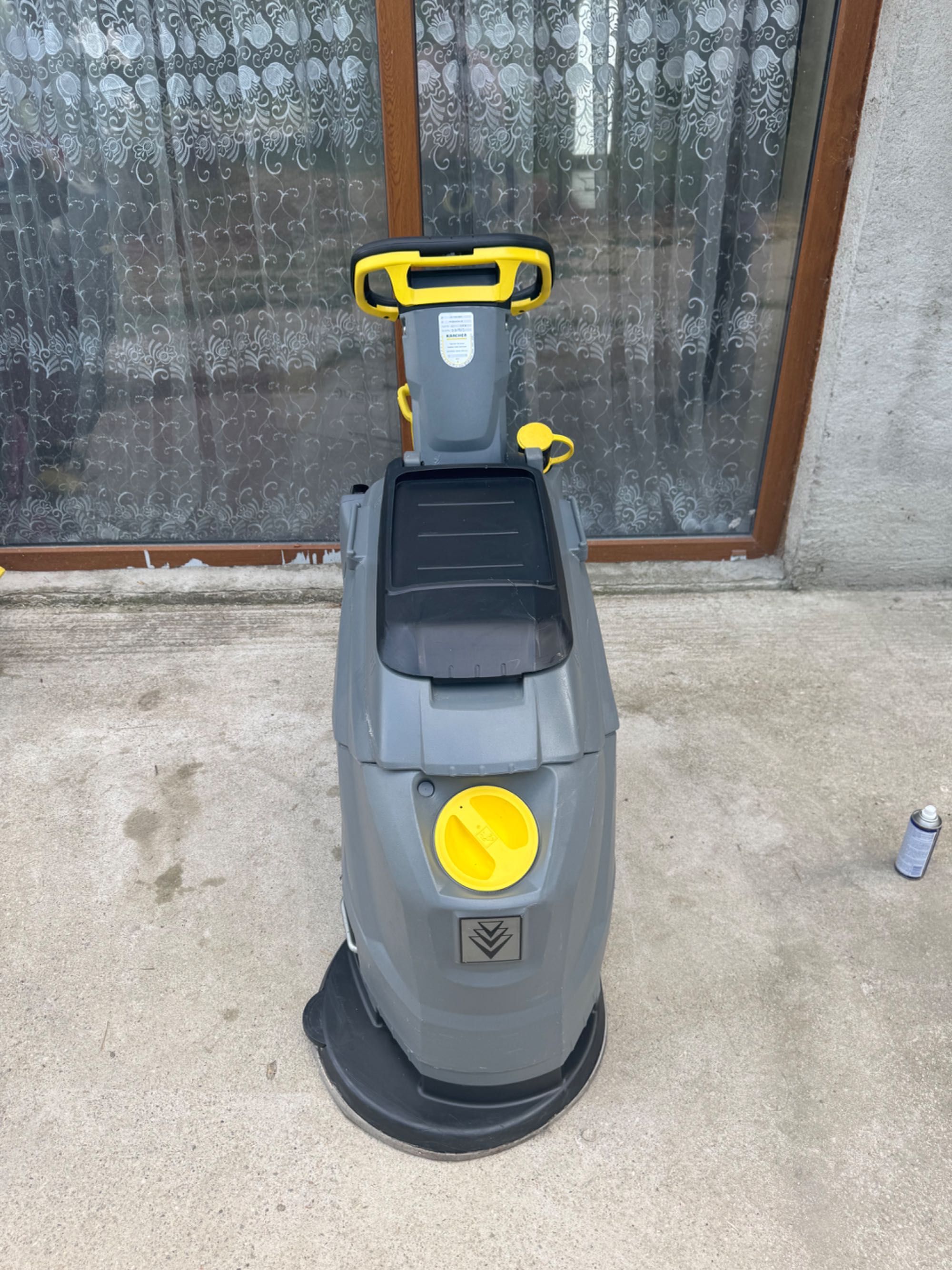 Masina de spalat pardoseli profesionale. Karcher
