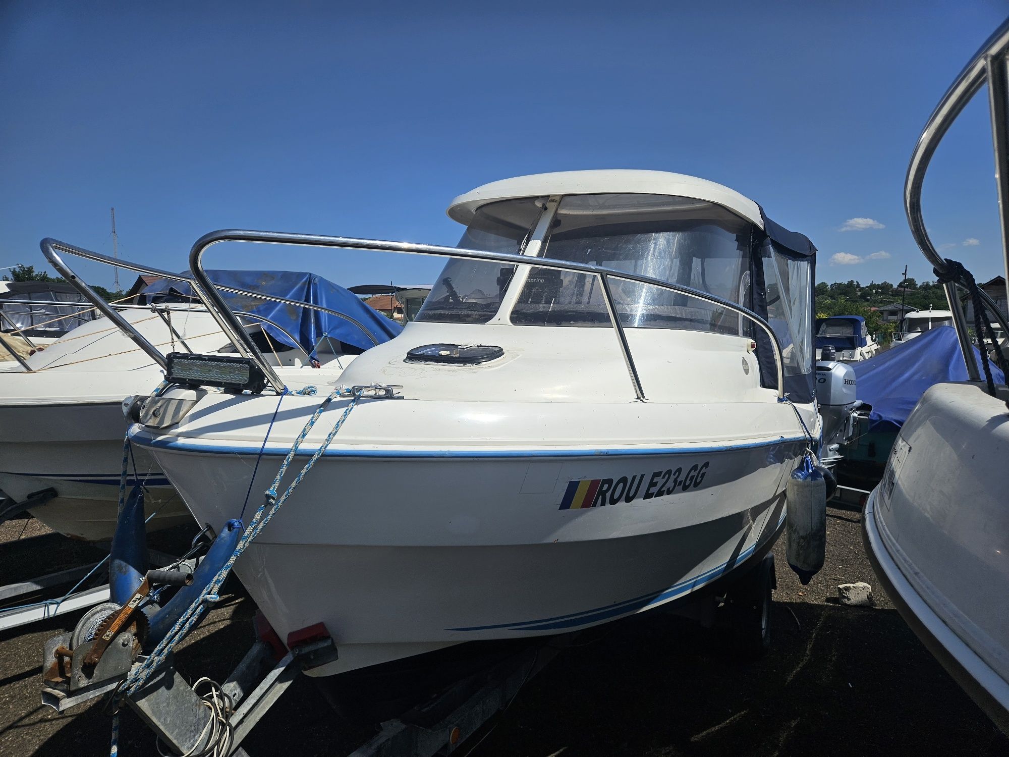 Barca Quicksilver Pilothouse  530 cu sau fără peridoc si motor