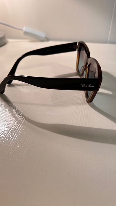 Слънчеви очила. Марка Рей Бан..  С UV защита.Закупих ги за 380 лв.