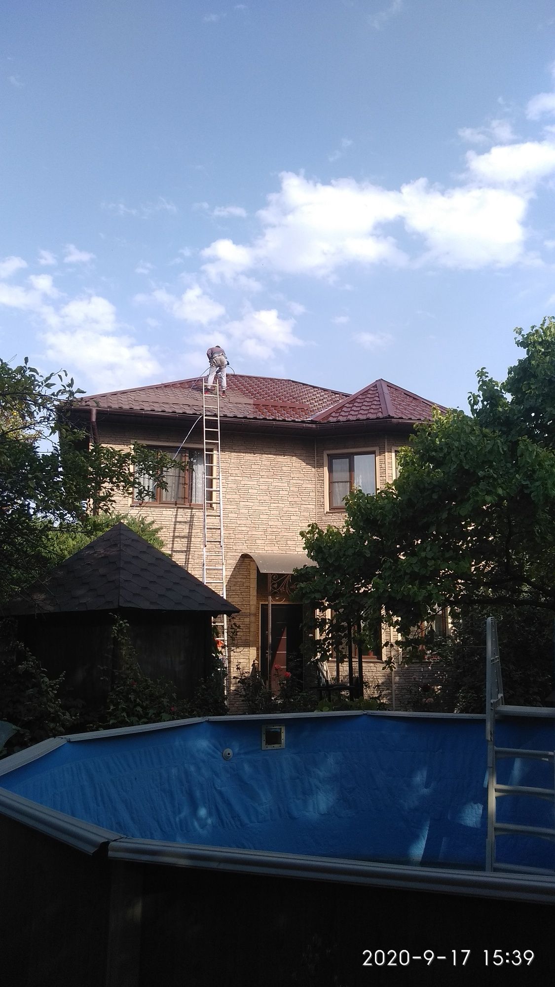 Покраска крыш, фасада здания, заборов и ворот.