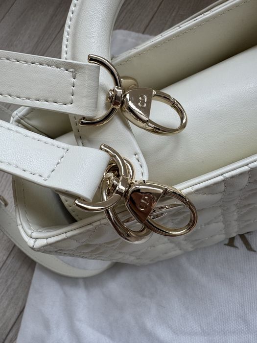 Чанта Lady Dior Medium цвят latte
