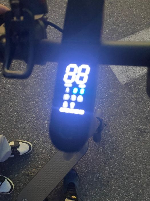 Vând trotinetă electrică Xiaomi foarte urgent descriere!!