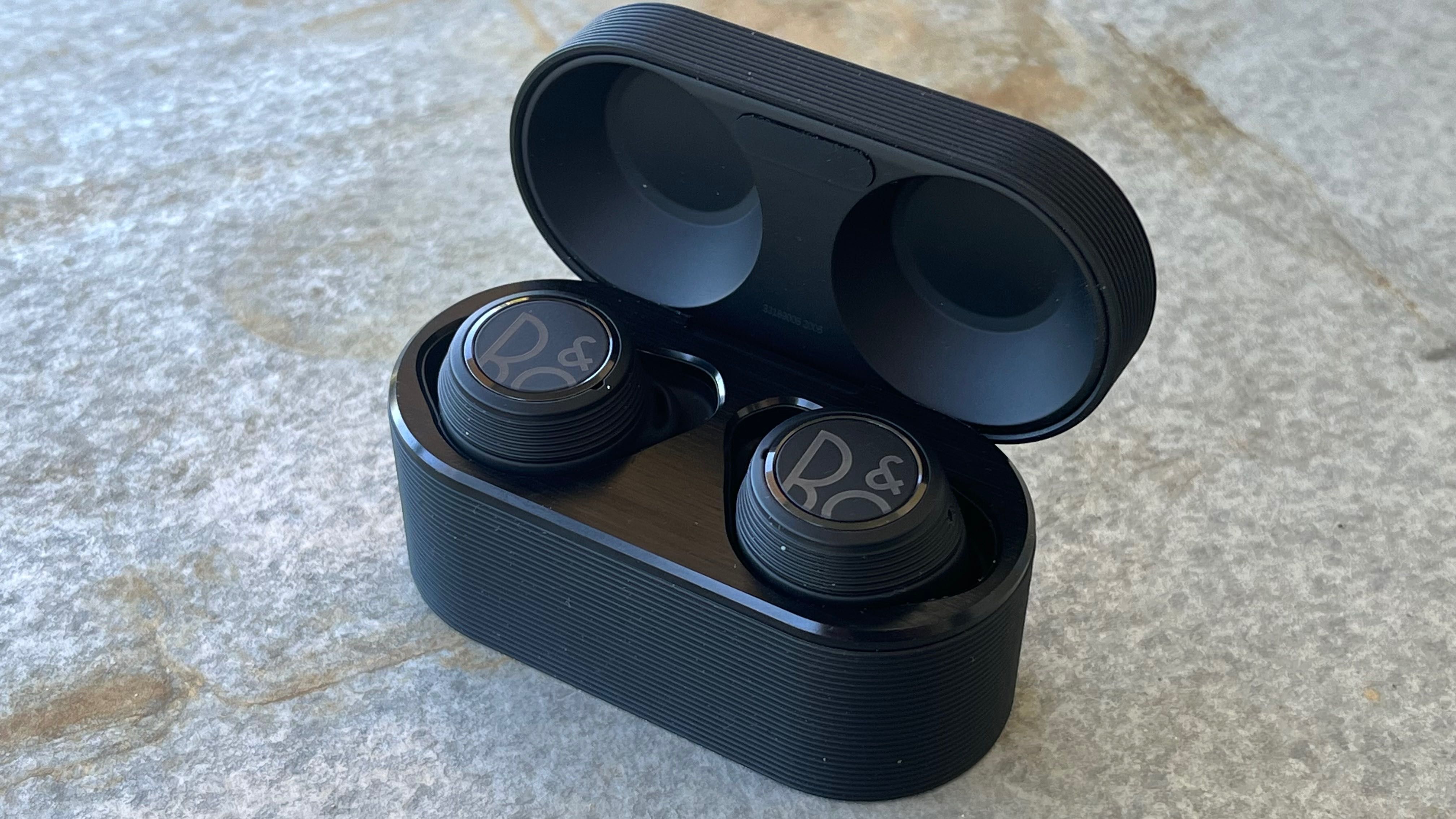 Продавам слушалки Bang & Olufsen E8 Sport, черни