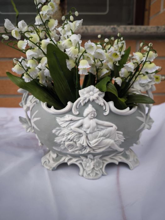 Jardiniera din portelan bisque