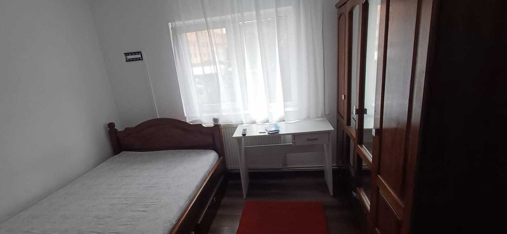 De inchiriat apartament 3 camere