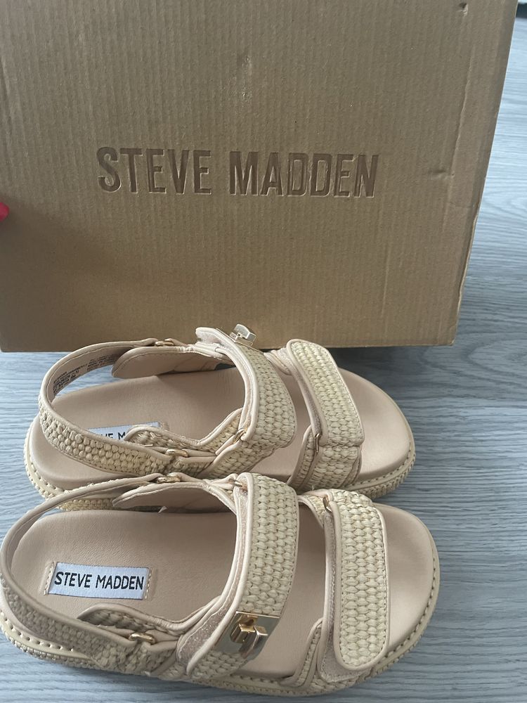 Чисто нови сандали Steve Madden