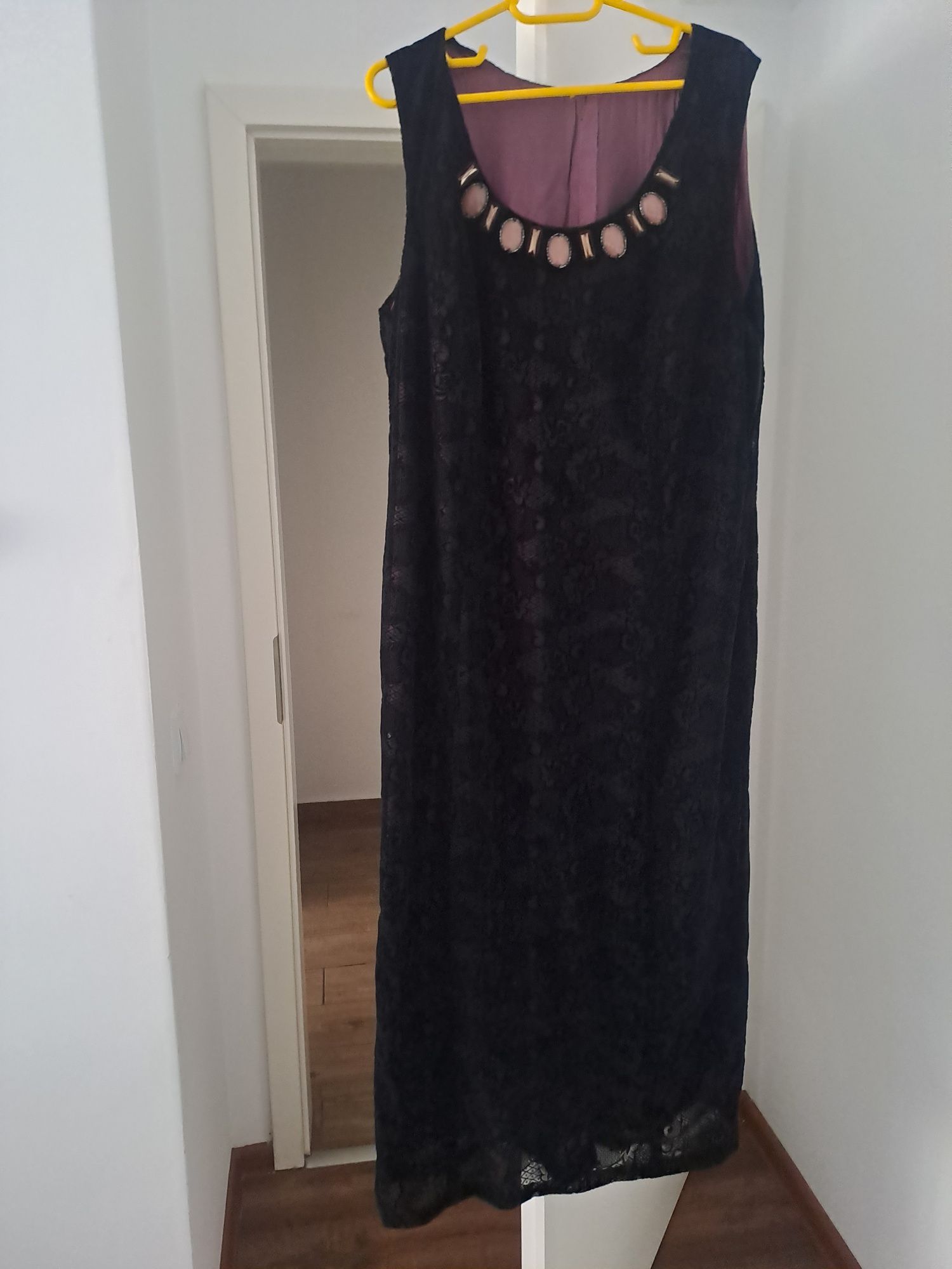 Vând rochii elegante , de calitate  .