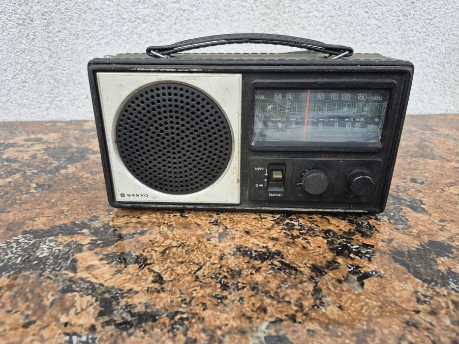Vând Radio portabil marca Sanyo model cu miner functional