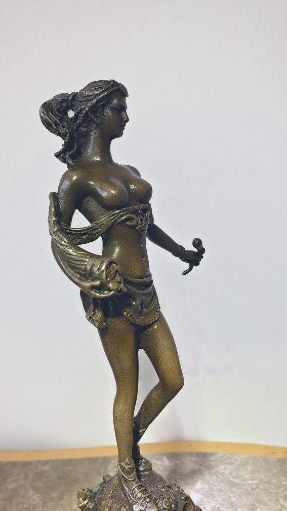 Statueta nud din bronz pe soclu de marmura cu semnătură si stampila