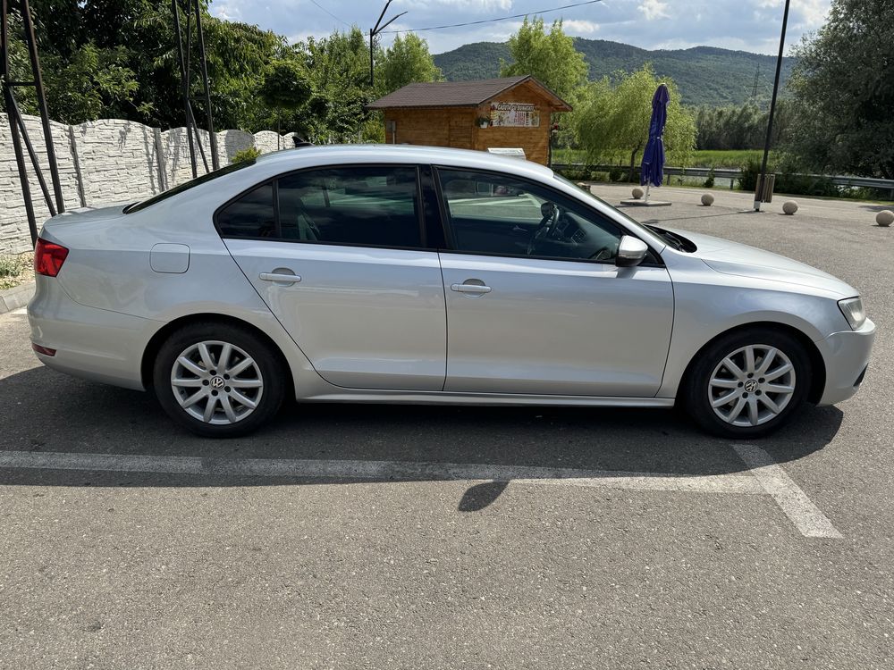 Vând VW Jetta Mk6 – 2.0 TDI 140 CP