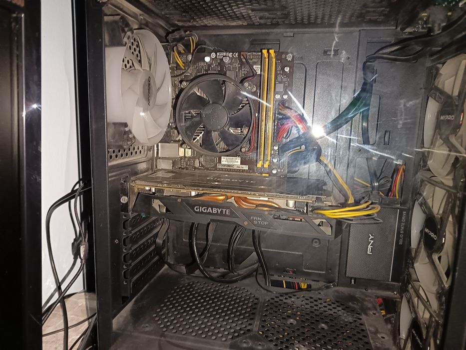 Core i  3 саккизинчи авлод. 120 SSD , 500 HDD, gigab