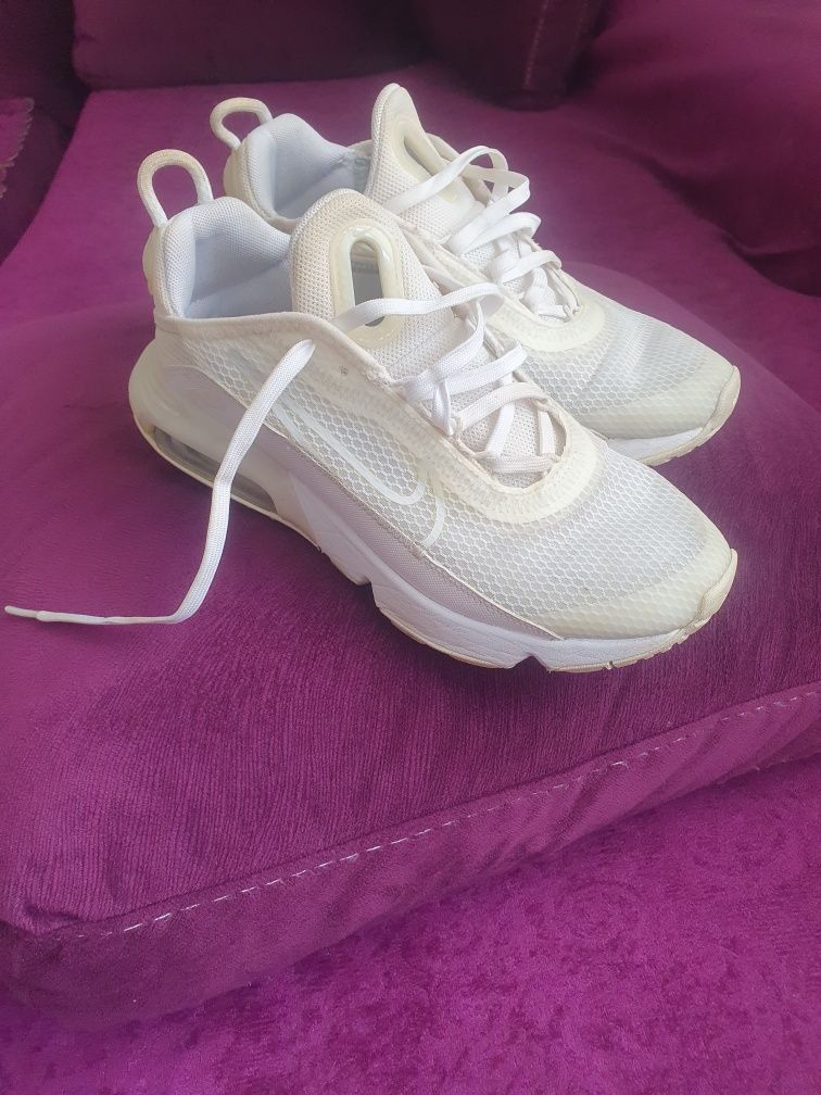 Маратонки  NIKE AIR MAX 2090 - номер 36.5
