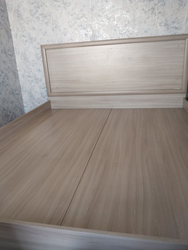Продам двуспальную кровать