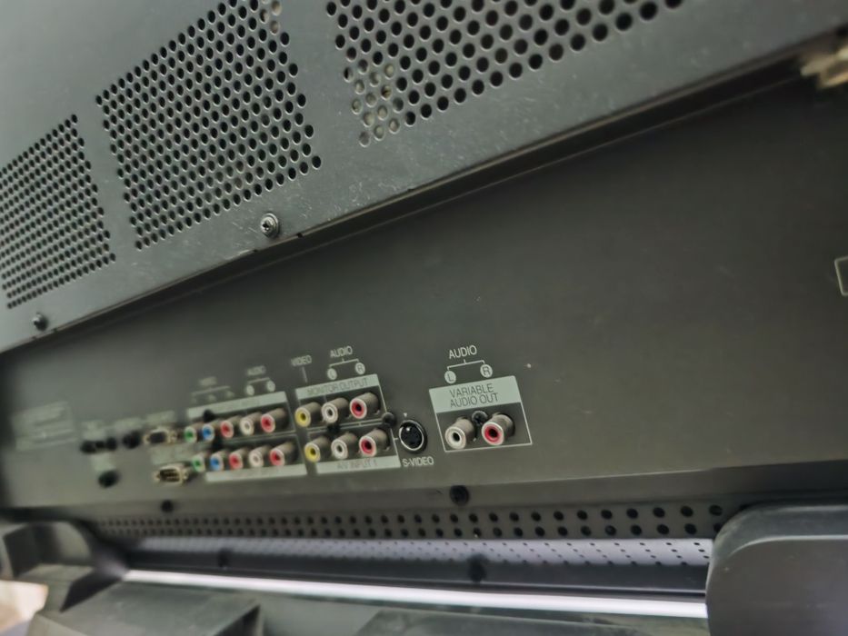 Lg telvizor sotiladi 2008 yil oling 1.400$ ga