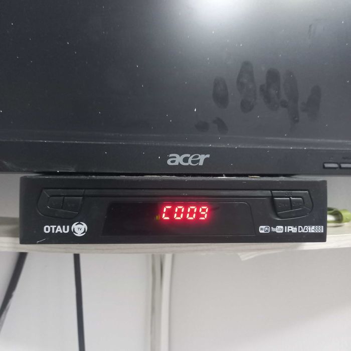 Продается. Монитор + цифровая ты приставка OTAU