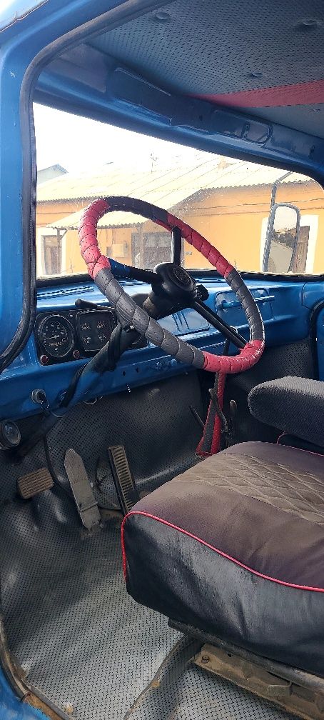 Zil 130.               .