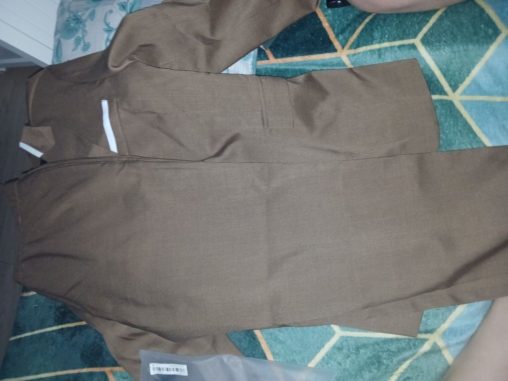 Vand costum de ocazie bej impreuna cu cravata bej închis,nefolosite