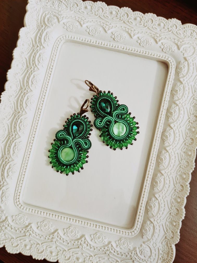 Cercei handmade verzi cu cristale