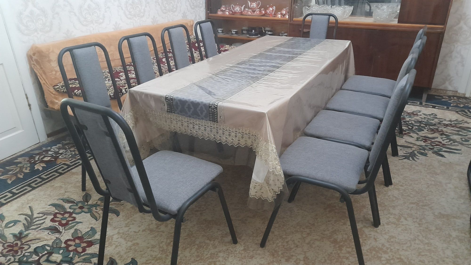 Стулья и столы для офиса и дома.