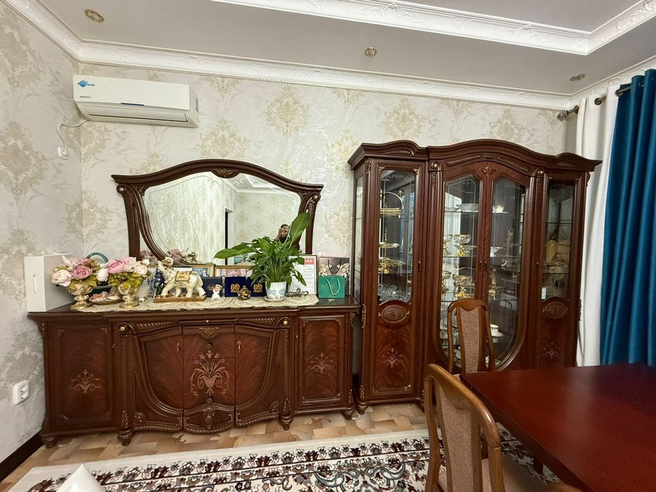 Продам комод с зеркалом и сервант