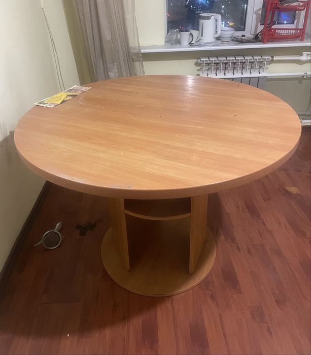 Продается шкаф ,2 стола ,кровать