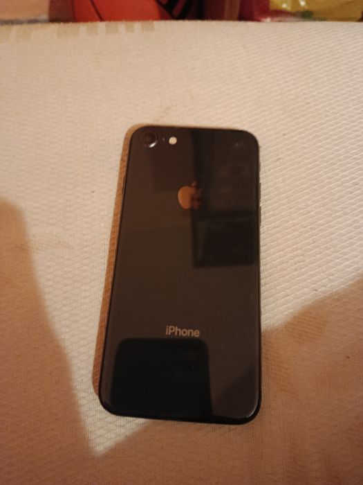 Iphone 8 с калъф и 75 капацитет на батерията и зарядно