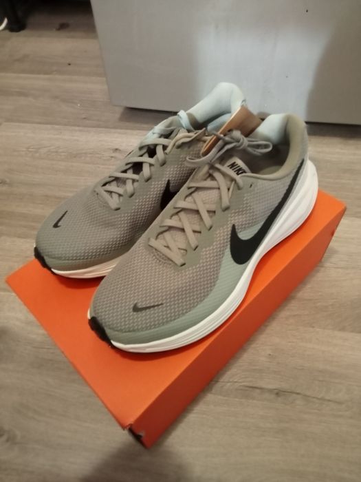 Vând adidași Nike Revolution 8 42.5