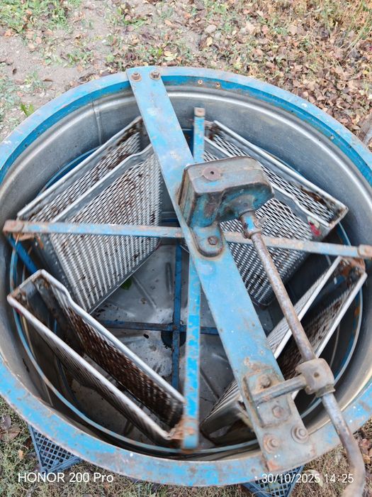 Продаётся медогонка в хорошем состояний работал один сезон  у меня.