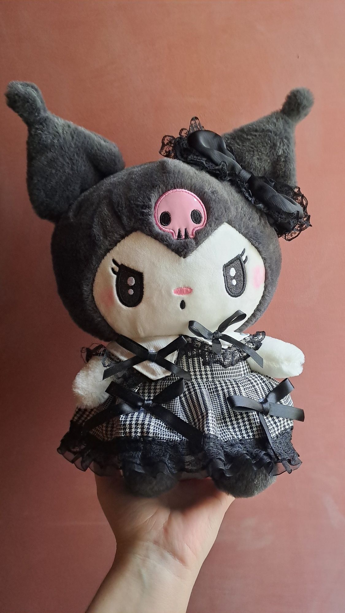 Pluș Kuromi cu rochiță si fundița Pluș Sanrio kuromi gri 30cm